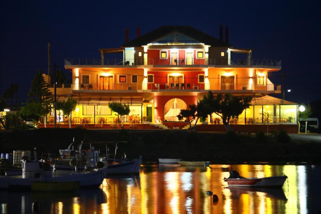 Faros Luxury Suites Marathópolis Exterior foto